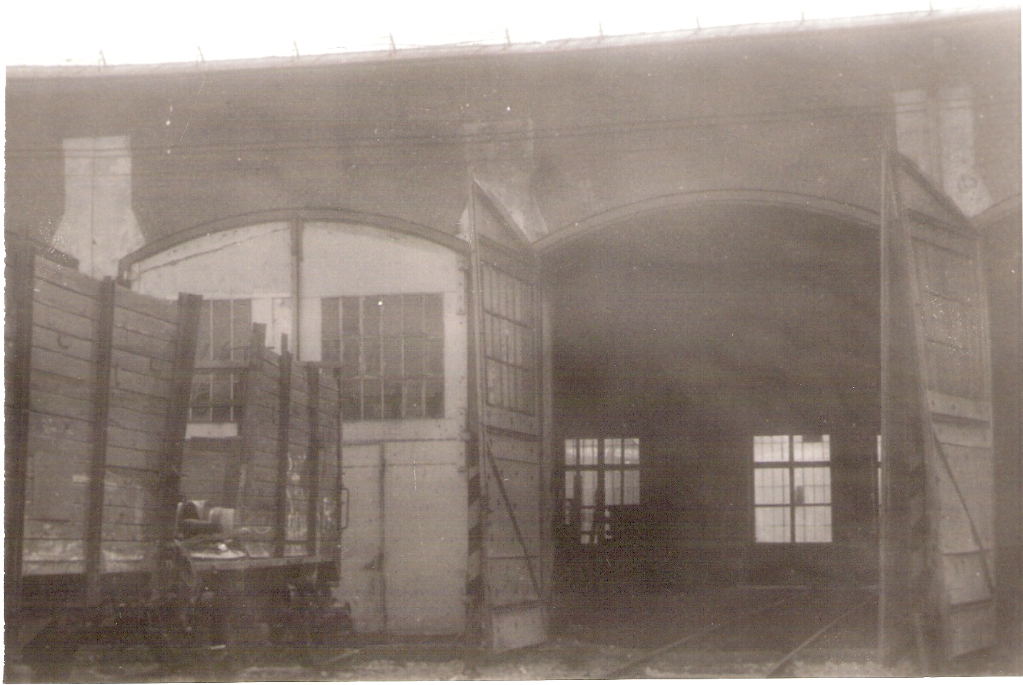  Zvolen - východná rotunda depa. Pohľad na brány. Foto: J. Kubáček, 3.8.1994. 178 x 120 