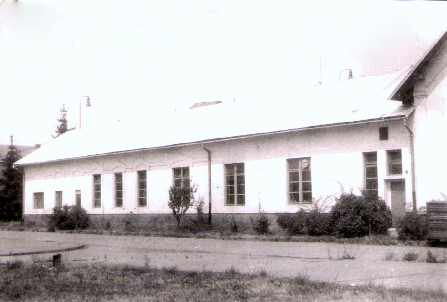  Zvolen - pravdepodobne bývalá administratívna budova depa. Pohľad na zvolenské krídlo z predstaničného priestoru od Košíc. Foto: J. Kubáček, 3.8.1994. 178 x 120 