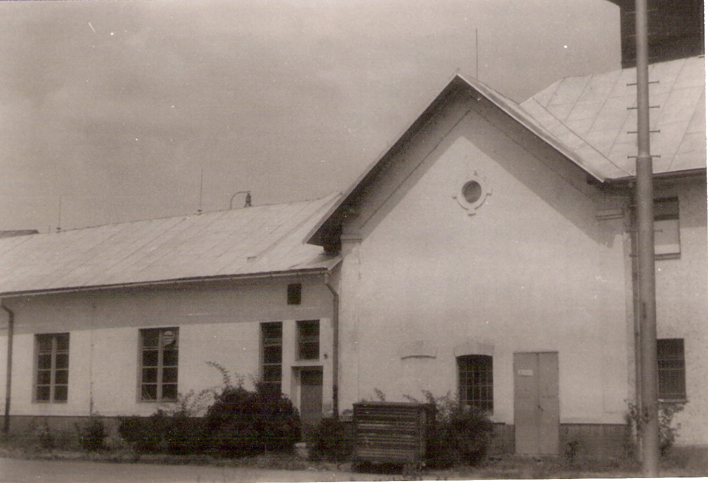  Zvolen - pravdepodobne bývalá administratívna budova depa. Pohľad na centrálny trakt z predstaničného priestoru od Košíc. Foto: J. Kubáček, 3.8.1994. 178 x 120 