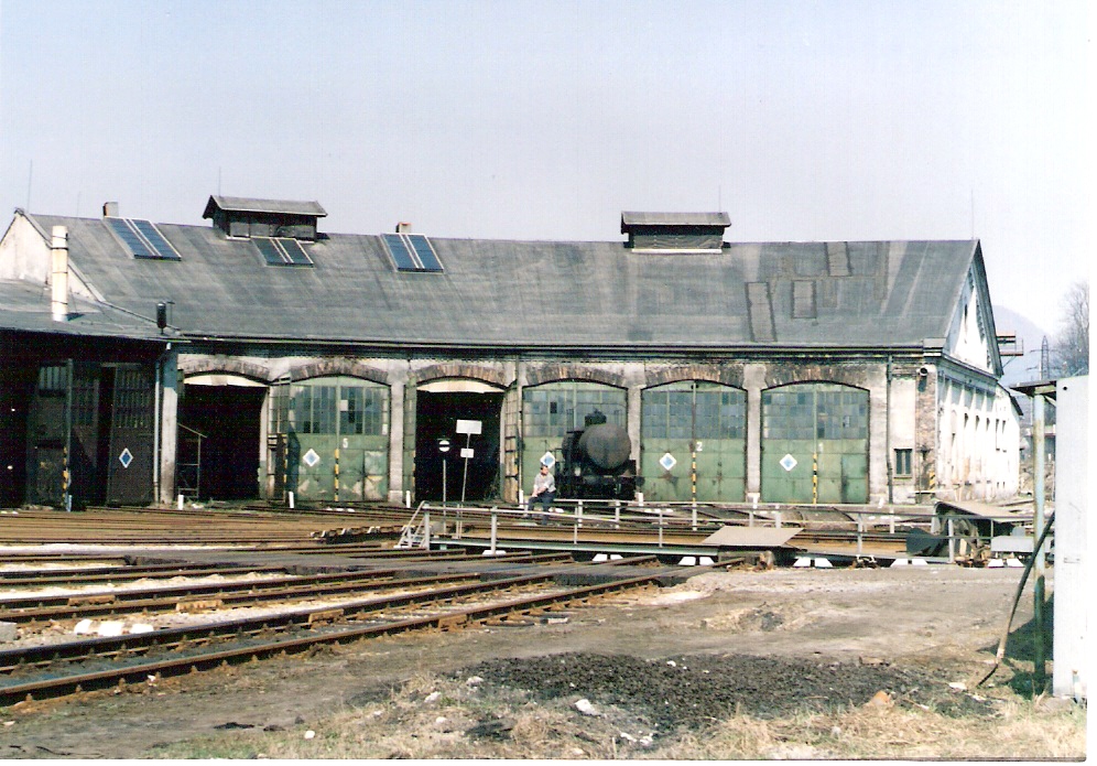  Žilina - depo, motorová časť. Pohľad zo smeru točne. Foto: J. Gulík, 20.4.1996. 126 x 88, COLOR 