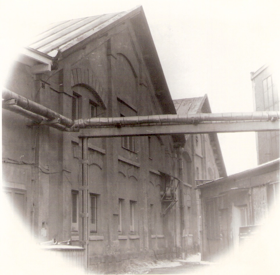  Žilina - depo, elektrická časť. Šikmý pohľad na fasádu bez brán zo strany staničných koľají od Košíc. Foto: J. Kubáček, 3.8.1994. 120 x 120 