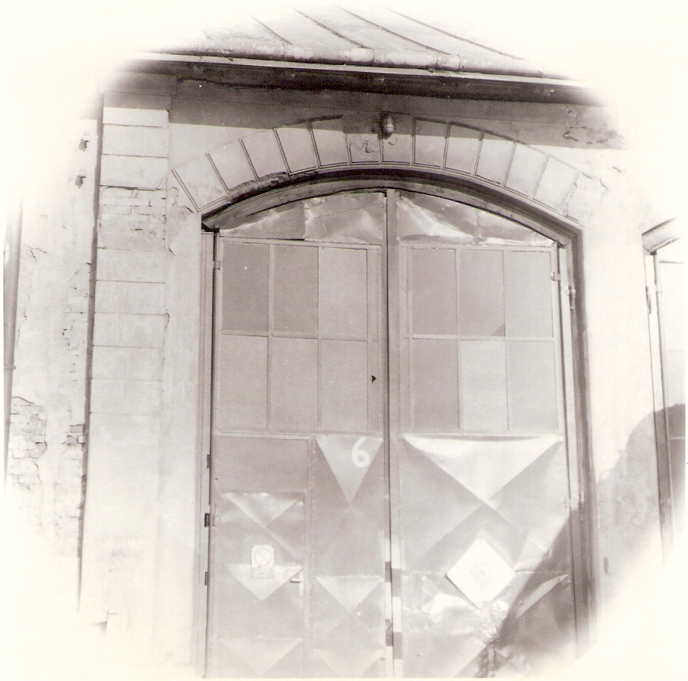  Žilina - depo, elektrická časť. Čelný pohľad na koľajovú bránu. Foto: J. Kubáček, 3.8.1994. 120 x 120 