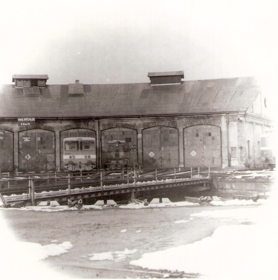  Žilina - depo, motorová časť. Pohľad zo smeru točne. Foto: J. Kubáček, 3.8.1994. 120 x 120 