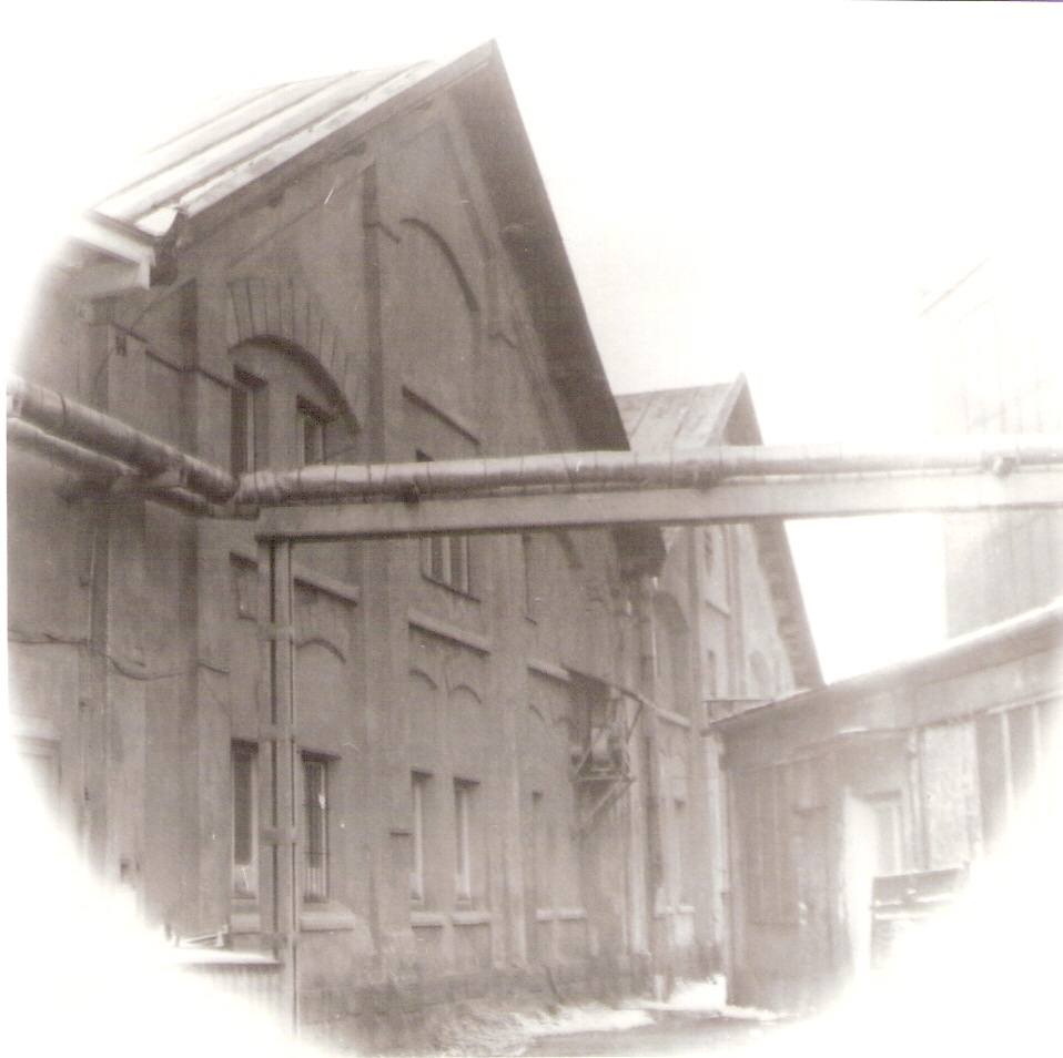  Žilina - depo, elektrická časť. Šikmý pohľad na fasádu bez brán zo strany staničných koľají od Košíc. Foto: J. Kubáček, 3.8.1994. 120 x 120 