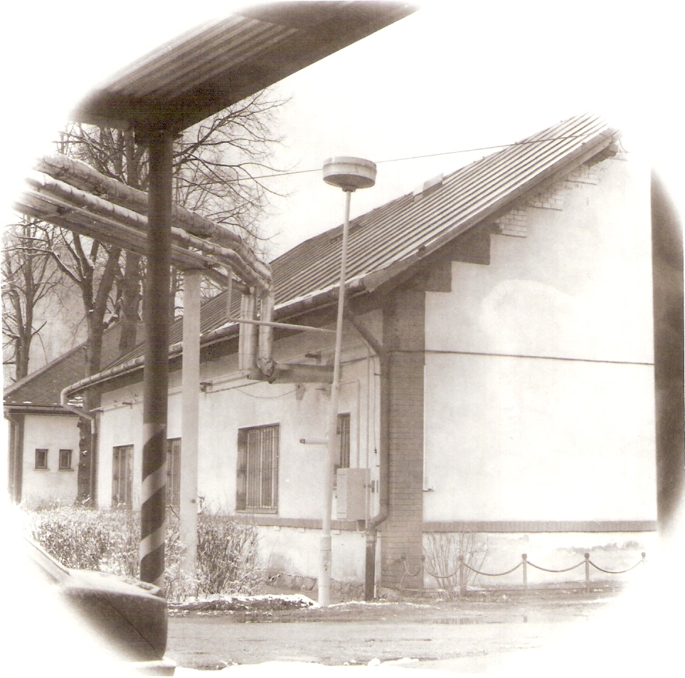  Žilina - administratívna budova v depe. Šikmý pohľad na bočnú stenu a roh od rotundy depa. Foto: J. Kubáček, 3.8.1994. 120 x 120 