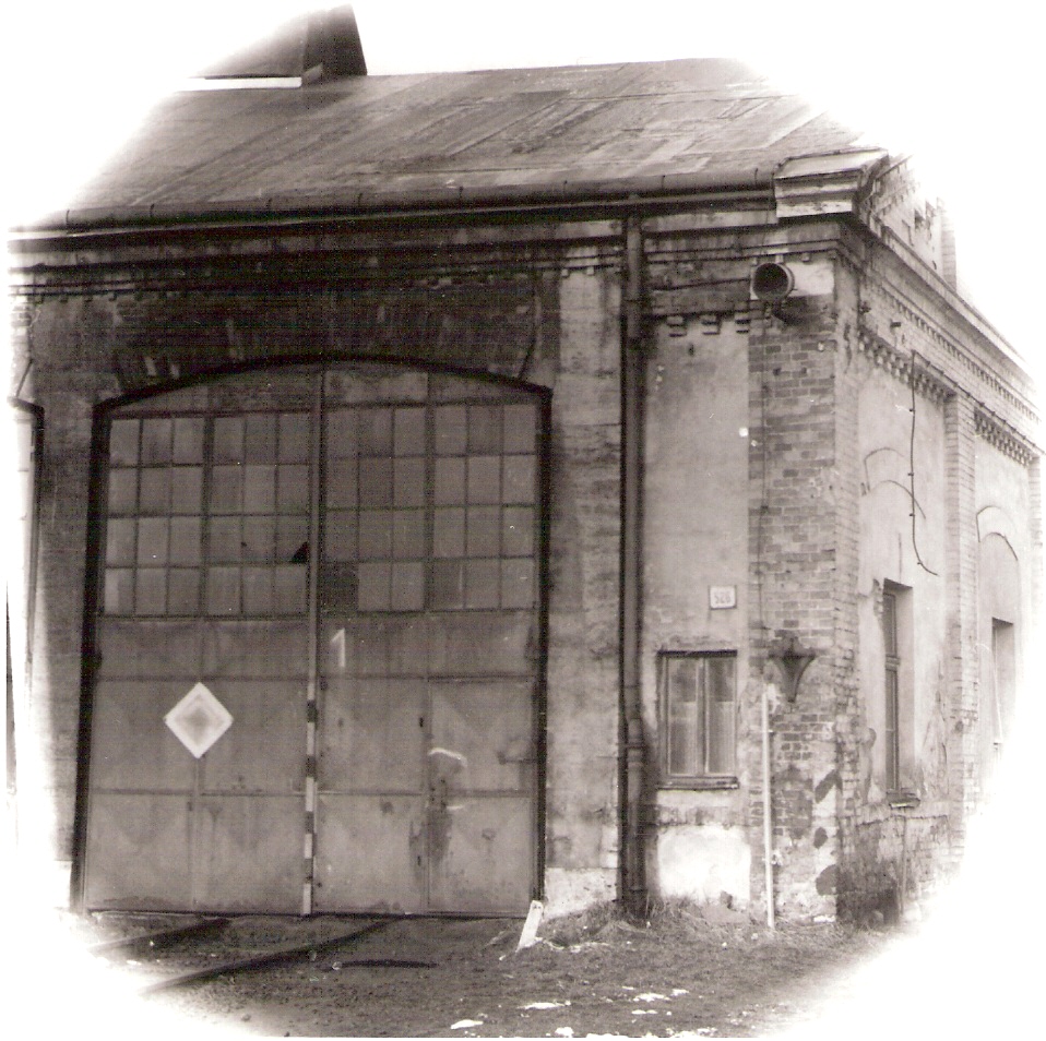  Žilina - depo, motorová časť. Šikmý pohľad na roh steny s koľajovými bránami a steny pozdĺž trate do Čadce. Foto: J. Kubáček, 3.8.1994. 120 x 120 