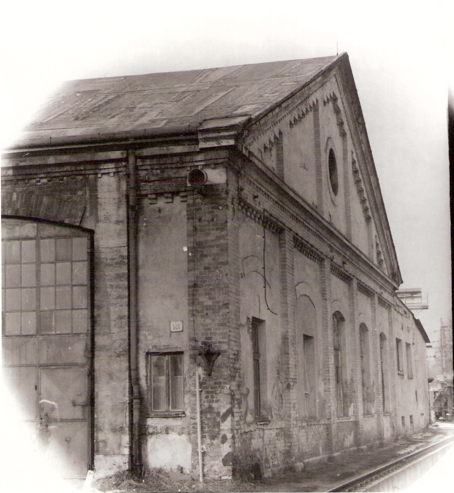  Žilina - depo, motorová časť. Šikmý pohľad na roh steny s koľajovými bránami a steny pozdĺž trate do Čadce. Foto: J. Kubáček, 3.8.1994. 120 x 120 