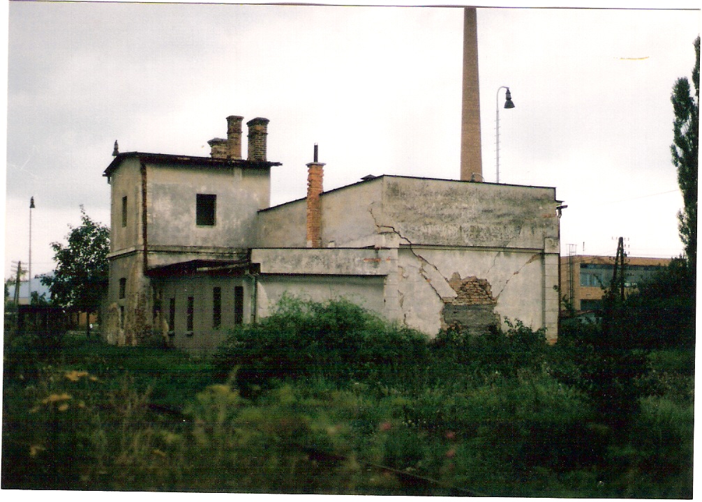  Rajec - depo s vodárňou. Pohľad z predstaničného priestoru od Žiliny. Foto: M. Entner, 17.8.1996. 126 x 89, COLOR 