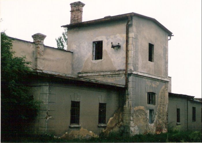  Rajec - vodáreň v depe. Šikmý pohľad z predstaničného pristoru od konca trate. Foto: M. Entner, 17.8.1996. 126 x 89, COLOR 