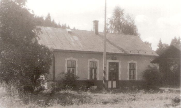  Makov - obytná budova oproti výpravnej budove. Čelný pohľad zo strany koľají. Foto: J. Kubáček, 14.8.1994. 180 x 120 