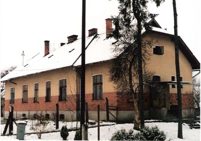  Melčice - obytná budova pri stanici (predposledný smerom na Žilinu). Šikmý pohľad zo strany koľají od Žiliny. Foto: M. Entner, 19.3.1997. 178 x 126, COLOR 