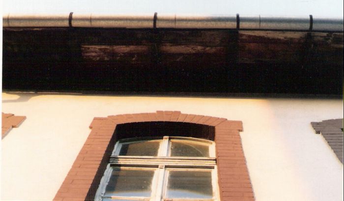 Nové Zámky - depo. Obytná budova. Čelný pohľad zo strany koľají na okno v 1. poschodí spojovacieho krídla. Foto: M. Entner, 26.2.1996. 126 x 89, COLOR 