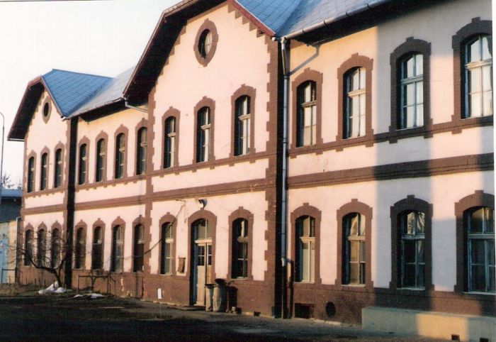  Nové Zámky - depo. Obytná budova. Šikmý pohľad zo strany koľají od Štúrova. Foto: M. Entner, 26.2.1996. 126 x 89, COLOR 
