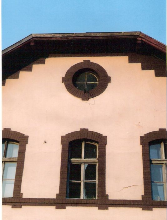  Nové Zámky - obytná budova v depe. Čelný pohľad zo strany koľají na časť priečelia centrálnej časti budovy v 1. poschodí. Foto: M. Entner, 26.2.1996. 89 x 126, COLOR 