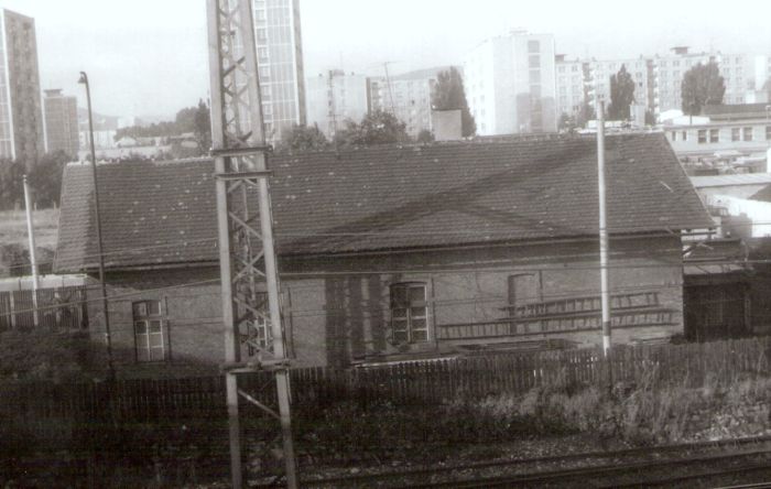  Poprad - obytná budova pri štrbskom zhlaví. Čelný pohľad zo strany koľají. Foto: J. Kubáček, 15.7.1994. 180 x 120 