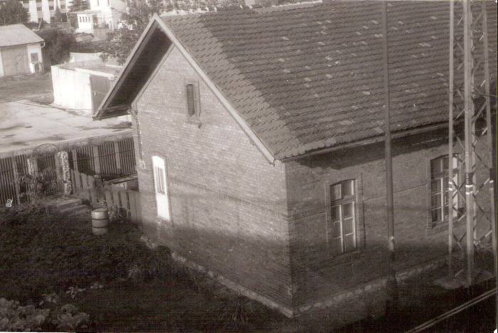  Poprad - obytná budova pri štrbskom zhlaví. Šikmý pohľad zo strany koľají od Košíc na košické bočné priečelie. Foto: J. Kubáček, 15.7.1994. 180 x 120 
