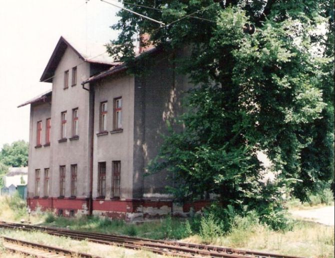  Púchov - výpravná budova stará. Šikmý pohľad zo strany koľají od Bratislavy. Foto: M. Entner, 6.1995. 126 x 89, COLOR 