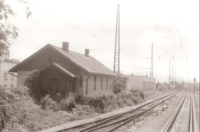  Púchov - obytná budova pri bratislavskom zhlaví. Šikmý pohľad zo strany koľají od Bratislavy. Ľavá časť bratislavského zhlavia. Foto: J. Kubáček, 13.8.1994. 180 x 121 