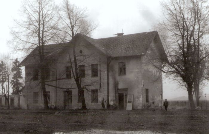  Suchá Hora - výpravná budova. Nárožný pohľad. Foto: J. Kubáček, 4.11.1993. 180 x 120 