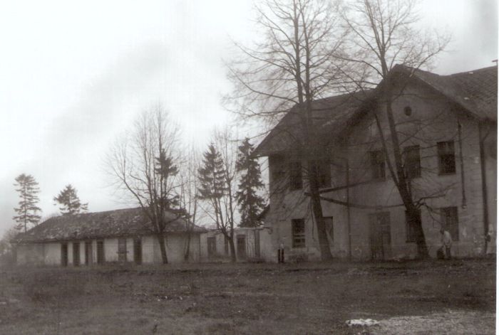  Suchá Hora - výpravná budova a priľahlý prízemný objekt. Nárožný pohľad. Foto: J. Kubáček, 4.11.1993. 180 x 120 