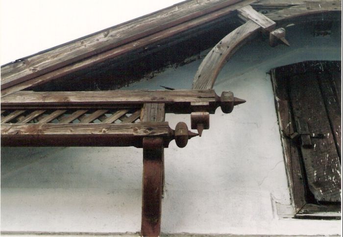  Štúrovo - dielensko-skladová budova pri stanici (zrejme pôvodne objekt traťmajstra). Detailný pohľad nan rezbársku výzdobu na bočnom priečelí na strane ku stanici. Foto: M. Entner, 2.1996. 126 x 89, COLOR 