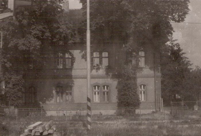  Šurany - obytná budova pri levickom zhlaví. Čelný pohľad zo strany koľaje. Foto: J. Kubáček, 6.7.1993. 180 x 120 