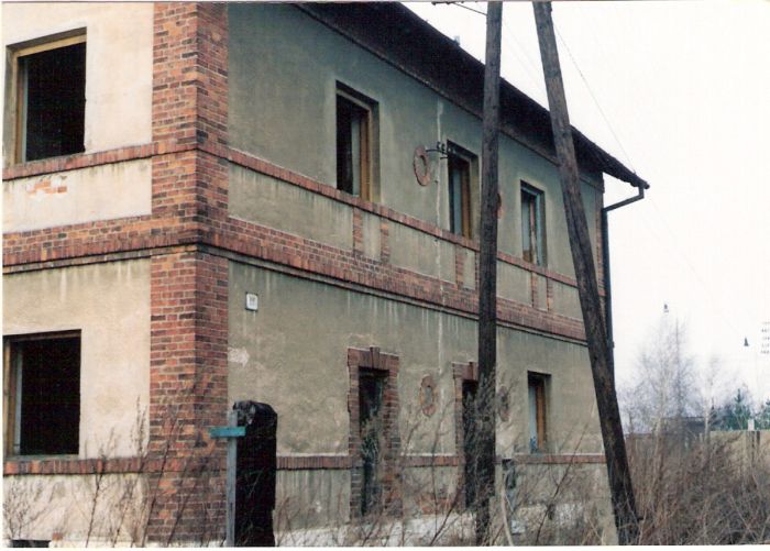  Topoľčany - obytná budova pri prievidzskom zhlaví. Šikmý pohľad z predstaničného priestoru od Nitry. Foto: M. Entner, 26.2.1996. 126 x 89, COLOR 