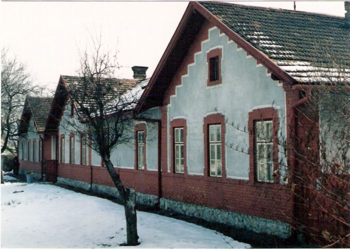  Trenčianske Bohuslavice - obytná budova pri bratislavskom zhlaví. Nárožný pohľad zo stany koľají. Foto: M. Entner, 9.3.1996. 126 x 89, COLOR 
