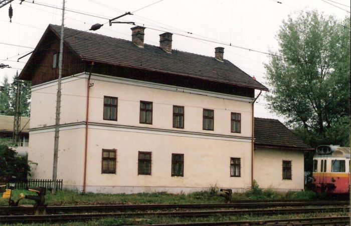  Trenčianska Teplá - obytná budova pri vodárni depa. Šikmý pohľad zo stany staničných koľají od Bratislavy. Foto: M. Entner, 8.1996. 126 x 89, COLOR 