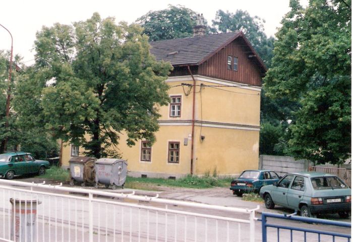  Trenčianska Teplá - obytná budova pri stanici (smerom na Žilinu). Šikmý pohľad zo strany koľají od Bratislavy. Foto: M. Entner, 8.1996. 126 x 89, COLOR 