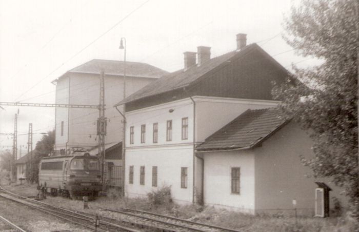  Trenčianska Teplá - obytná budova pri vodárni depa. Šiokmý pohľad zo strany staničných koľají od Žiliny. Foto: J. Kubáček, 13.8.1994. 180 x 120 