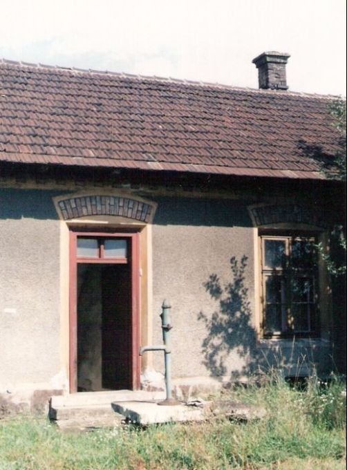  Bratislava-Vajnory - obytná budova pri seneckom zhlaví. Pohľad na vstupné dvere. Pumpa na vodu. Foto: M. Entner, 10.1996. 89 x 126, COLOR 