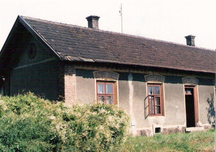  Bratislava-Vajnory - obytná budova pri seneckom zhlaví. Nárožný pohľad. Foto: M. Entner, 10.1996. 126 x 89, COLOR 