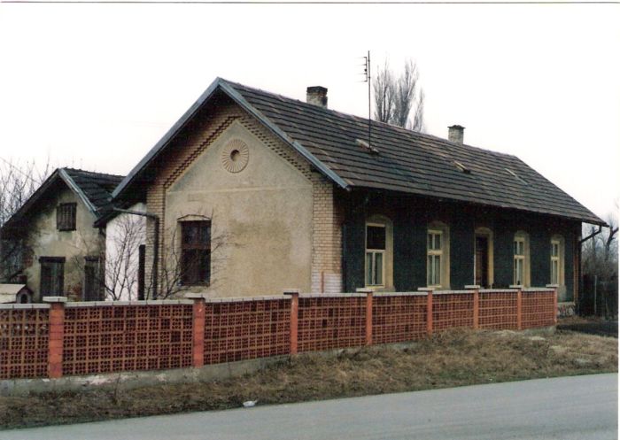  Bratislava-Vajnory - obytná budova pri výpravnej budove (na Kúty). Šikmý pohľad zo strany koľají od Bratislavy. Foto: M. Entner, 21.3.1996. 126 x 89, COLOR 