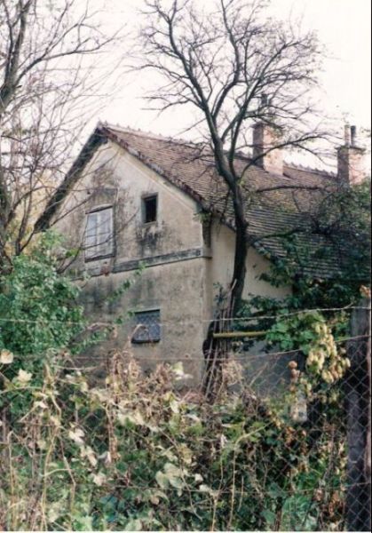  Veľké Leváre - obytná budova na kútskom zhlaví. Šikmý pohľad na kútsku bočnú stenu z predstaničného priestoru. Foto: M. Entner, 8.10.1996. 89 x 126, COLOR 