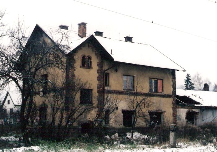  Vrútky os. st. - obytná budova pri koľajisku ČSD (prvá od výpravnej budovy). Šikmý pohľad zo strany koľají od Košíc. Foto: M. Entner, 30.11.1996. 126 x 89, COLOR 