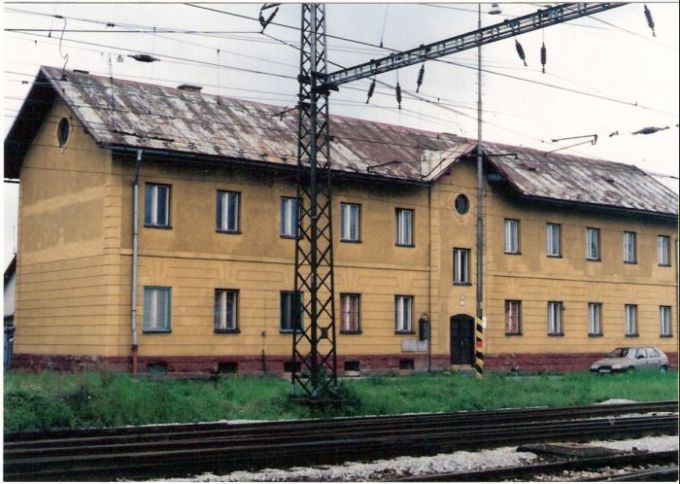  Vrútky nákl. st. - obytná budova pri žilinskom zhlaví. Šikmý pohľad zo strany koľají od Košíc. Foto: M. Entner, 13.9.1996. 126 x 89, COLOR 