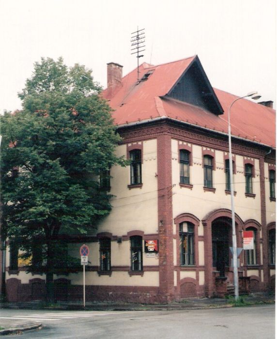  Vrútky os. st. - budova konzumu. Šikmý pohľad zo strany koľají od Košíc na košické nárožie. Foto: M. Entner, 13.9.1996. 89 x 126, COLOR 