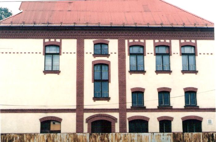  Vrútky os. st. - budova konzumu. Čelný pohľad na priečelie odvrátené od stanice. Foto: M. Entner, 13.9.1996. 126 x 89, COLOR 