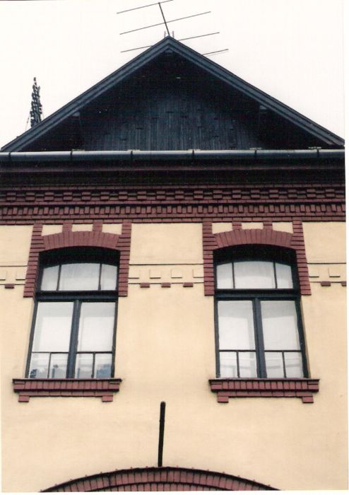  Vrútky os. st. - budova konzumu. Čelný pohľad zo strany koľají na okná 1. poschodia nad pravými vstupnými dverami. Foto: M. Entner, 13.9.1996. 89 x 126, COLOR 