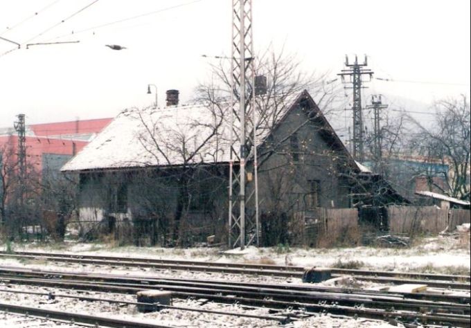  Vrútky os. st. - obytná budova pri zvolenskom zhlaví. Šikmý pohľad zo strany zvolenských koľají od Zvolena. Foto: M. Entner, 30.11.1996. 126 x 89, COLOR 