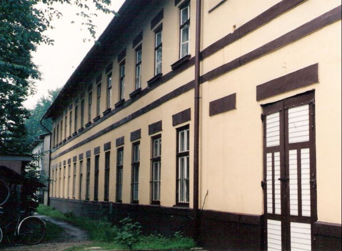  Vrútky os. st. - pošta na košickej strane výpravnej budovy. Šikmý pohľad na priečelie ku koľaji zo strany koľají od Žiliny. Foto: M. Entner, 13.9.1996. 126 x 89, COLOR 