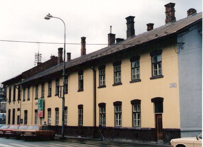  Vrútky os. st. - administratívna budova oproti výpravnej budove. Šikmý pohľad na krídlo rovnobežné s koľajami zo strany stanice od Žiliny. Foto: M. Entner, 13.9.1996. 126 x 89, COLOR 