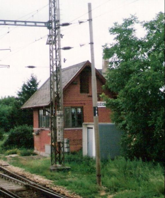  Melčice - stavadlo na žilinskom zhlaví (St 1). Šikmý pohľad zo strany koľají od Žiliny. Foto: M. Entner, 6.1996. 126 x 89, COLOR 