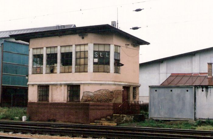  Nové Mesto nad Váhom - stavadlo na žilinskom zhlaví (St 1). Šikmý pohľad zo strany koľají od Bratislavy. Foto: M. Entner, 3.11.1996. 126 x 89, COLOR 