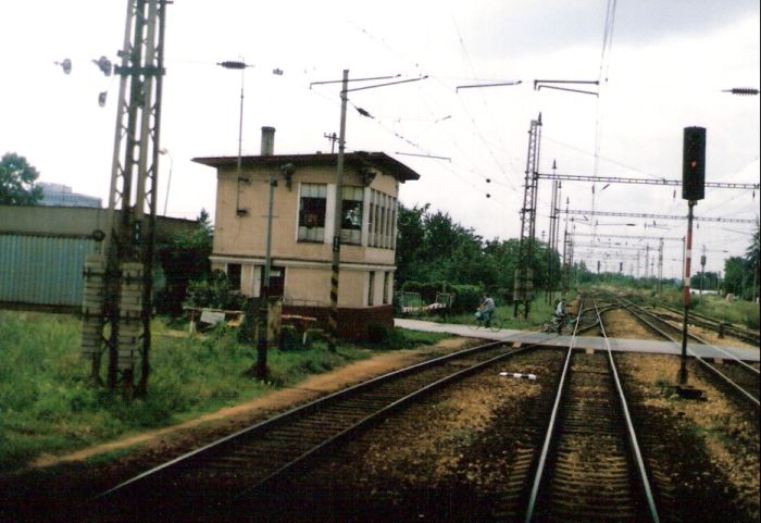  Nové Mesto nad Váhom - stavadlo na bratislavskom zhlaví (St 2). Šikmý pohľad zo strany koľají od Košíc. Foto: M. Entner, 23.6.1996. 126 x 89, COLOR 