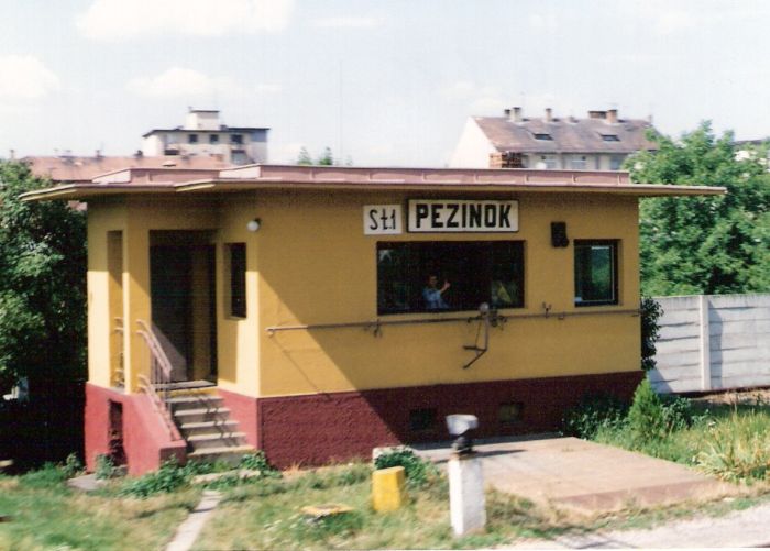  Pezinok - stavadlo na žilinskom zhlaví (St 1). Šikmý pohľad zo strany koľají od Bratislavy. Foto: M. Entner, 9.8.1996. 126 x 89, COLOR 