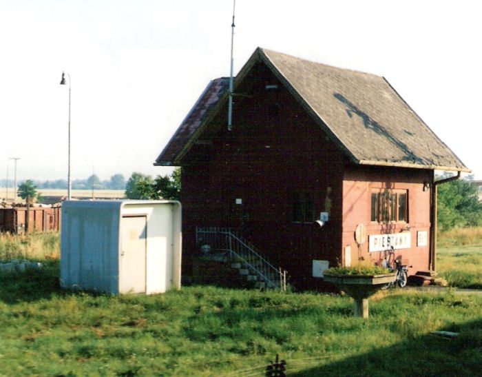  Piešťany - stavadlo na žilinskom zhlaví (St 1). Šikmý pohľad zo stany koľají od Bratislavy. Foto: M. Entner, 7.1996. 126 x 89, COLOR 