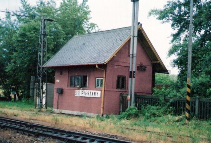  Piešťany - stavadlo na bratislavskom zhlaví (St 2). Šikmý pohľad zo strany koľají od Bratislavy. Foto: M. Entner, 24.7.1996. 126 x 89, COLOR 