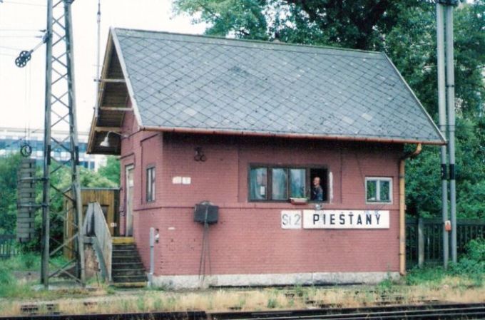  Piešťany - stavadlo na bratislavskom zhlaví (St 2). Čelný pohľad zo strany koľají. Foto: M. Entner, 24.7.1996. 126 x 89, COLOR 